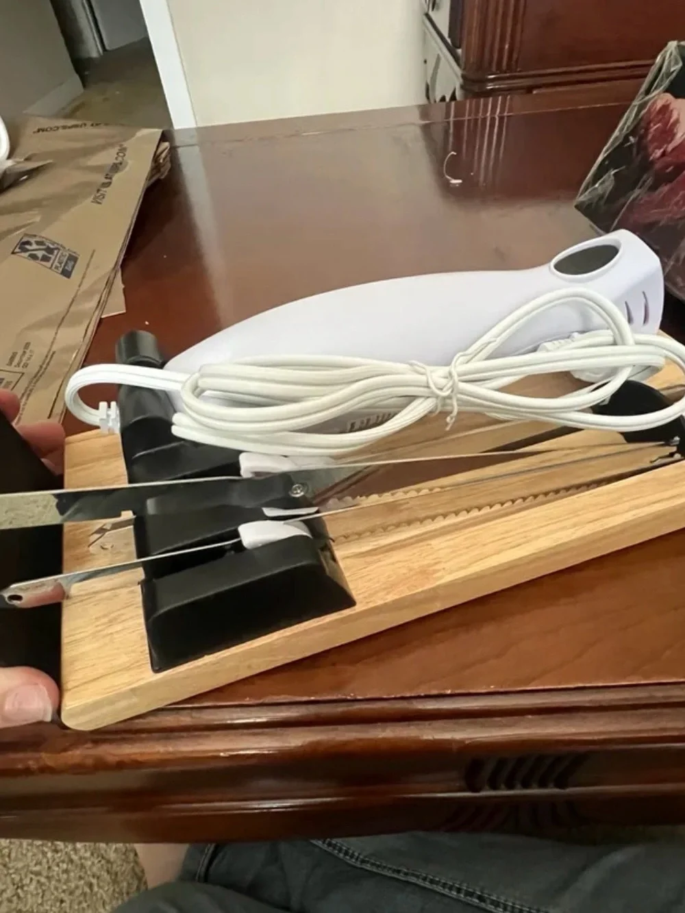 Nutrichef Electric Carving Knife Set with Wooden Block - White